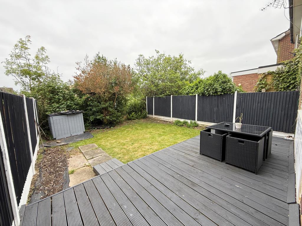 Lot: 135 - HMO FOR INVESTMENT - Garden to rear with decking